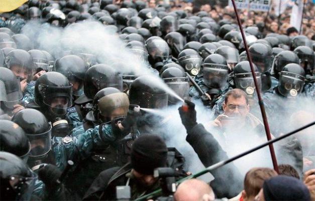 Перше зіткнення протестуючих з беркутом. 24 листопада 2013 р. Фото Efrem LukatskyAP.