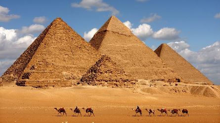 Мал. 5. Великі піраміди в Гізі (єдине із чудес світу, яке зберіглось до наших днів).