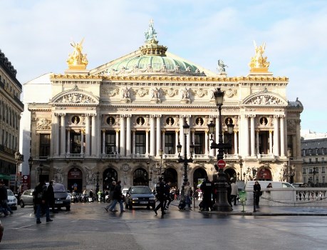 Будівля Опери в Парижі.